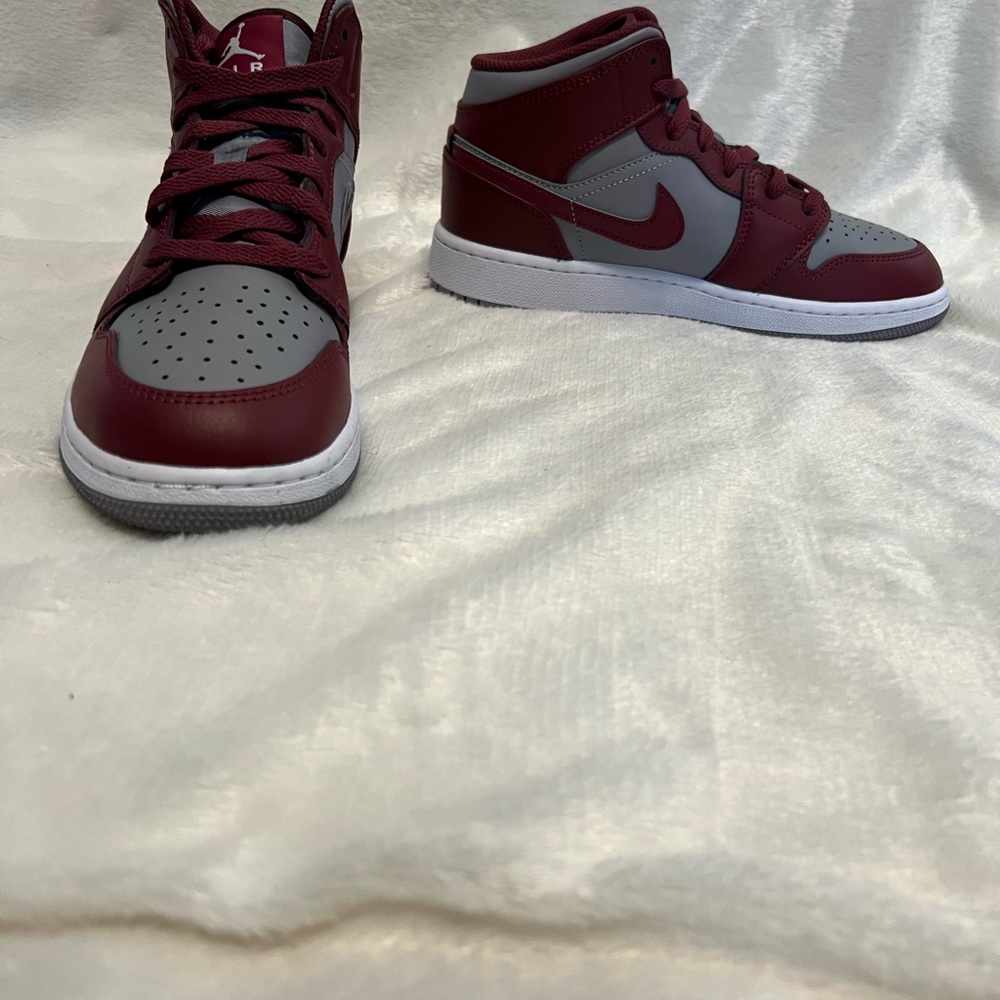Jordan 1 Mid - Cherrywood Red/White/Cement Grey - Size: 5Y (Youth) / 7 Women’s - Picture 7 of 7